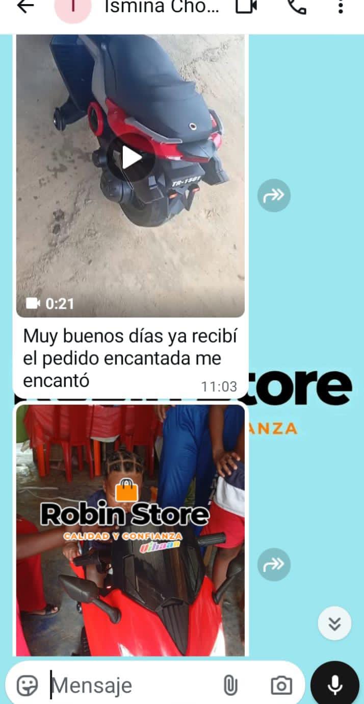 Foto de cliente recibiendo la moto