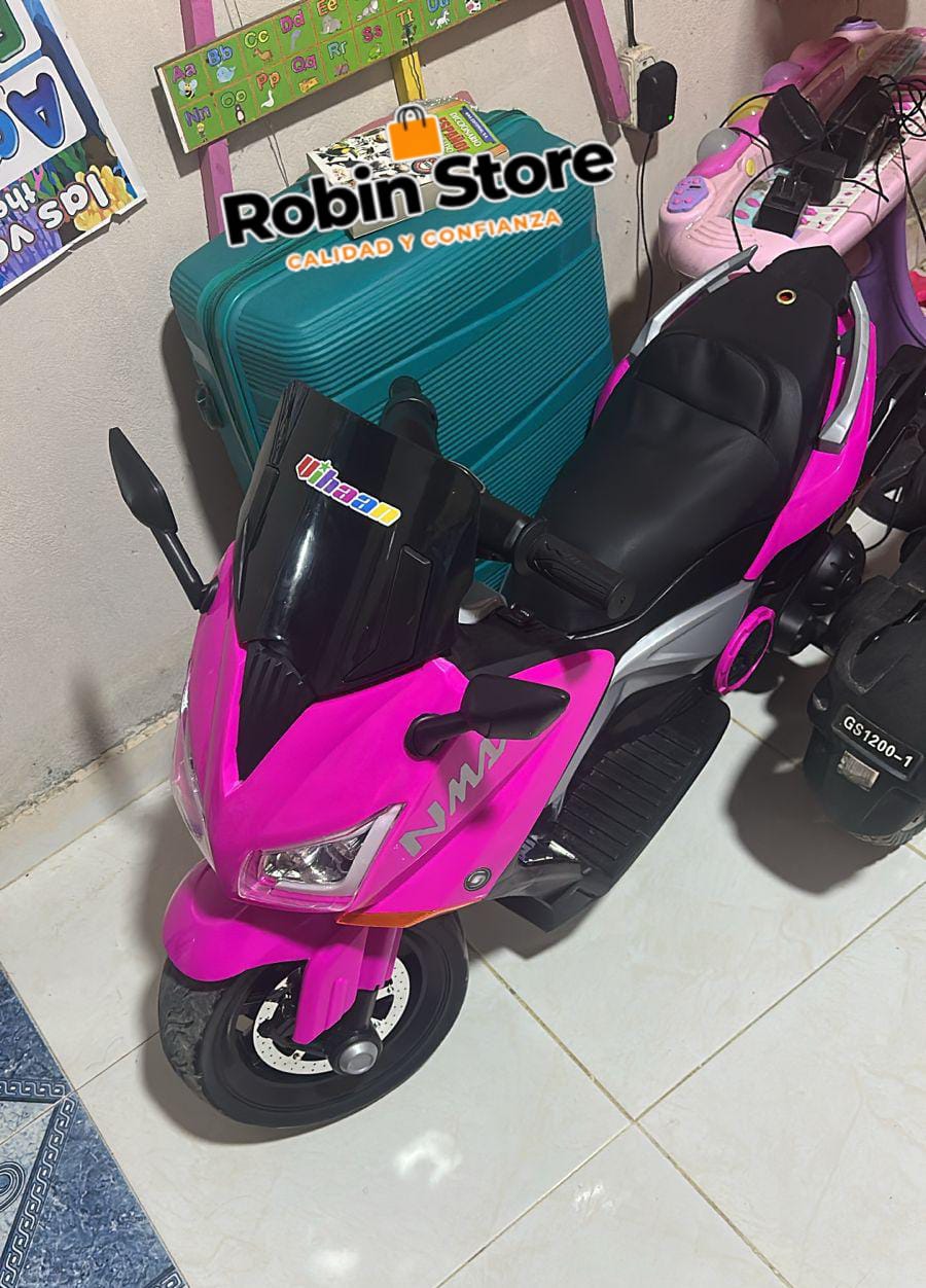 Niño feliz usando su nueva moto eléctrica