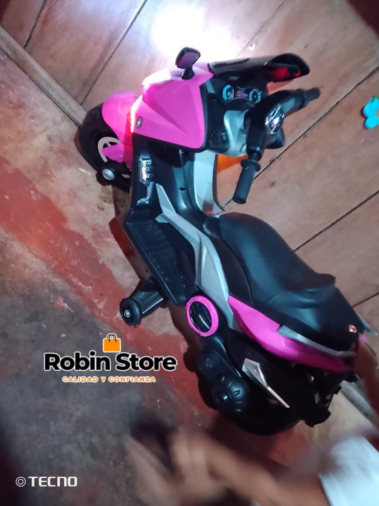 Prueba de entrega con el paquete y la moto