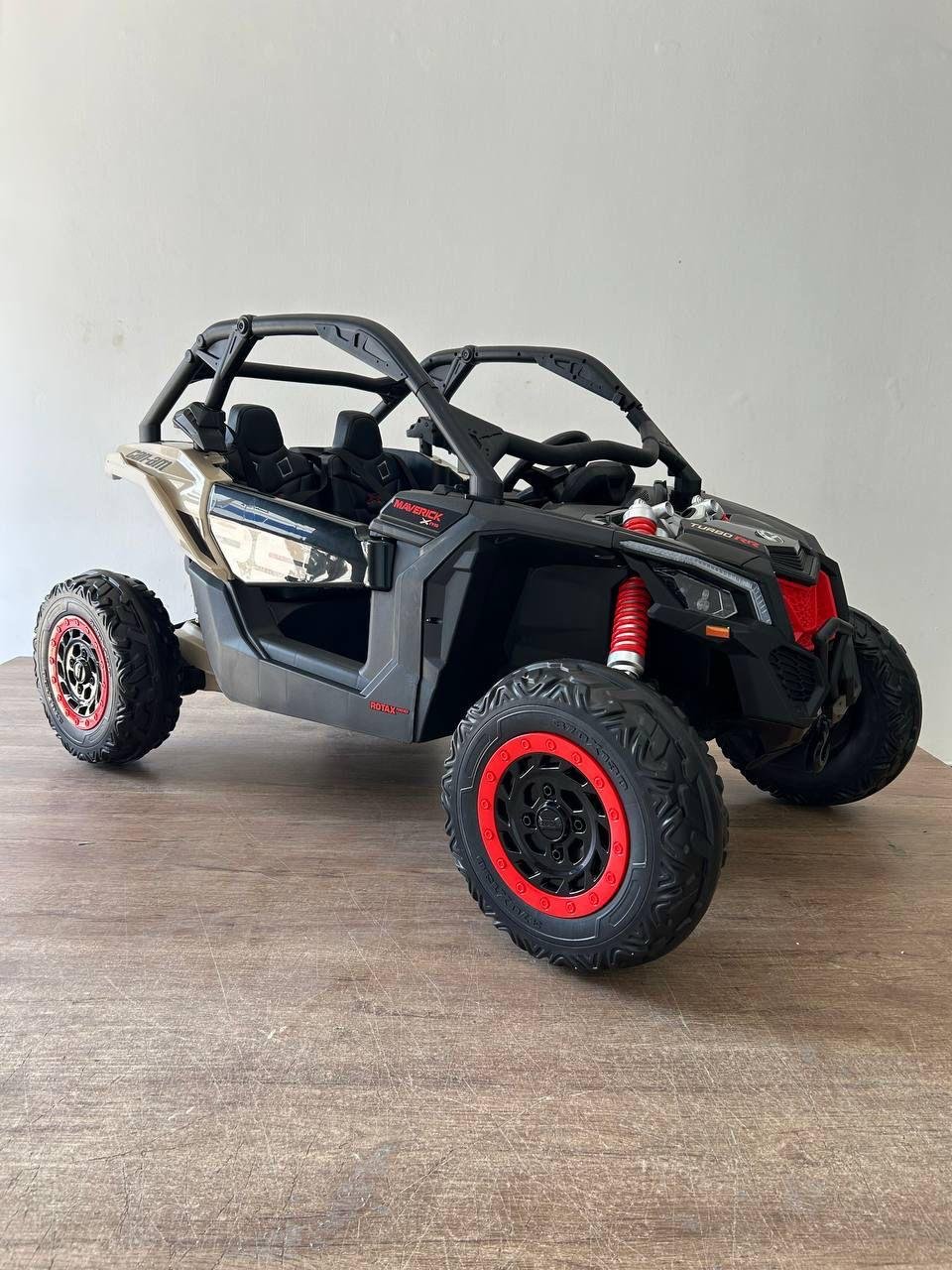 Carro Eléctrico Infantil Can-Am Maverick 4x4 24V Licenciado con 5 Motores y Pantalla Multimedia - Imagen 2