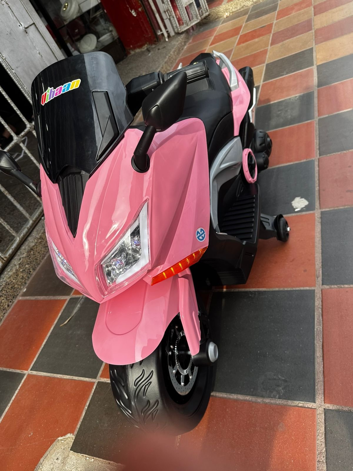 Moto Eléctrica Infantil Nmax 12V con Bluetooth, Luces LED y Asiento en Cuero - Imagen 5