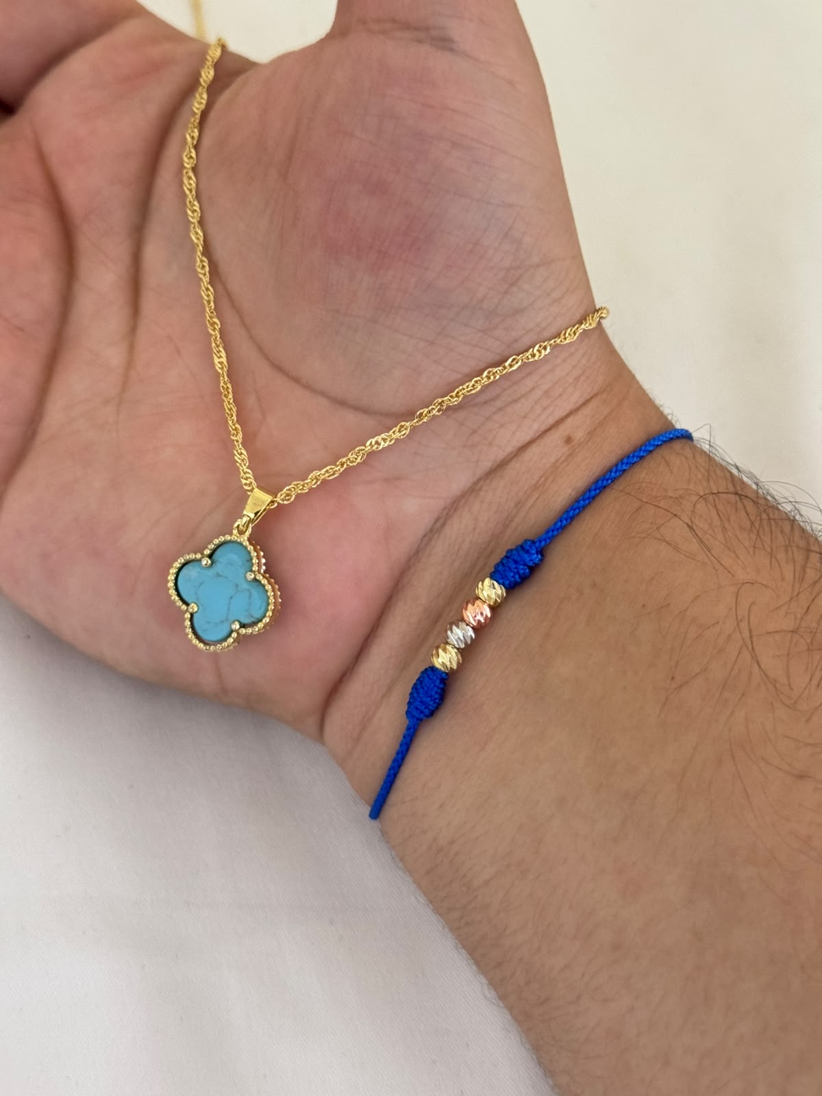 Cadena Singapur Dama 45 cm + Dije Trébol Azul + Pulsera Hilo Azul con Balines Tres Oros Oro Laminado 18K - Imagen 4