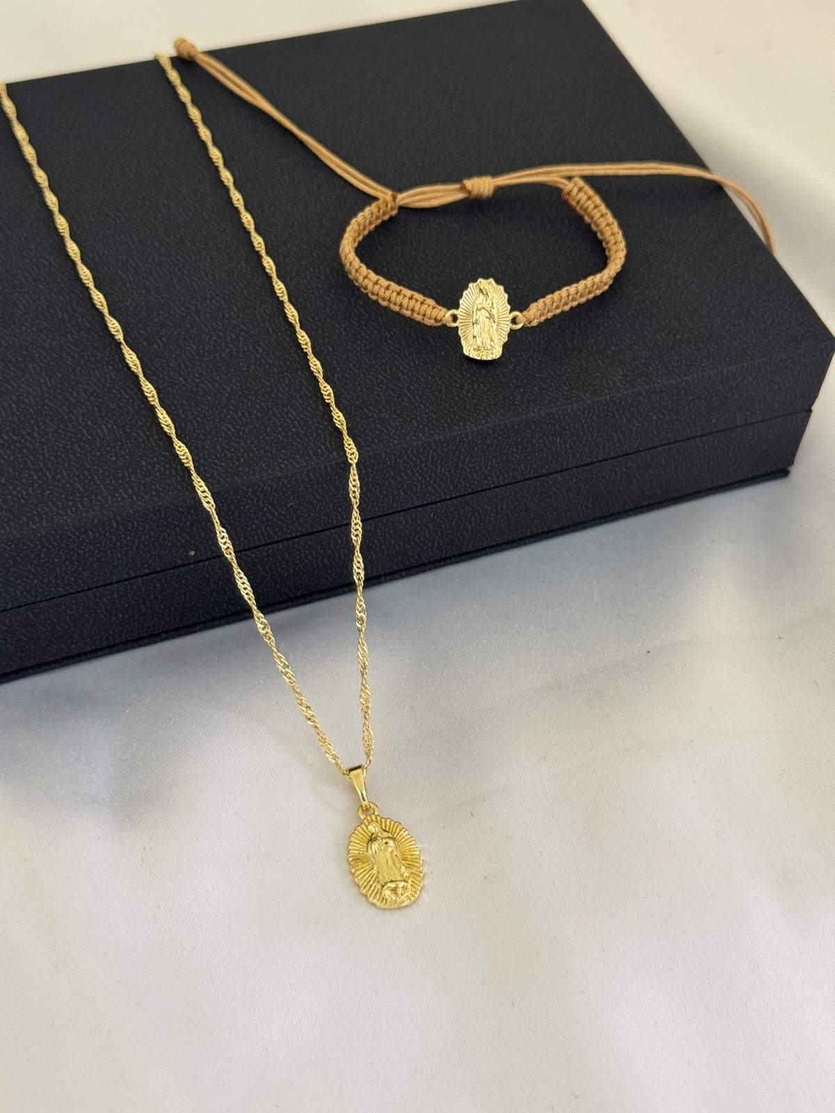 Cadena Singapur 45 cm + Dije Virgen de Guadalupe + Pulsera Oro Laminado 18K - Imagen 2
