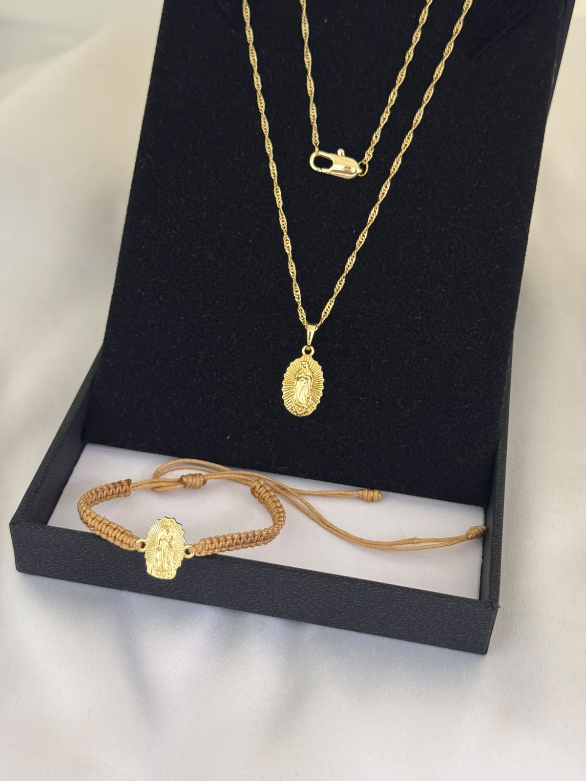 Cadena Singapur 45 cm + Dije Virgen de Guadalupe + Pulsera Oro Laminado 18K - Imagen 4