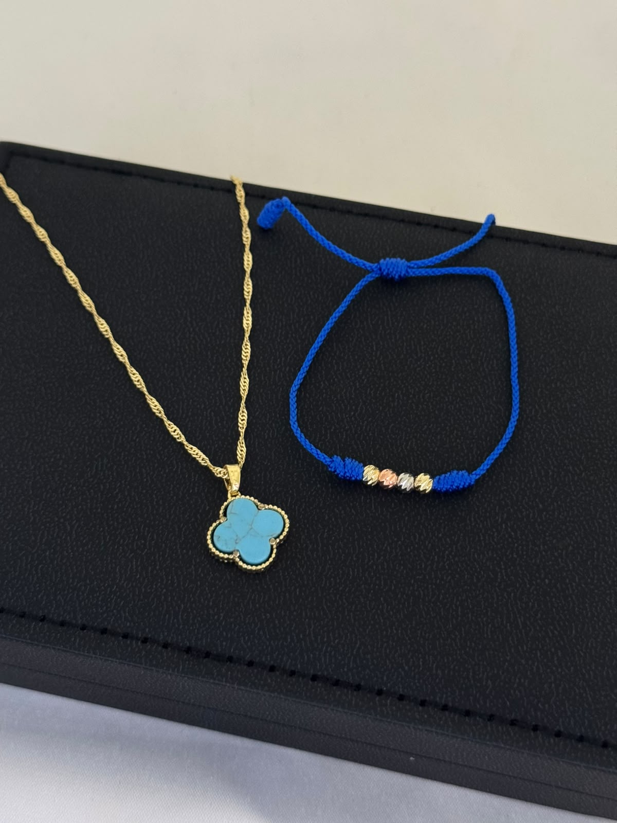 Cadena Singapur Dama 45 cm + Dije Trébol Azul + Pulsera Hilo Azul con Balines Tres Oros Oro Laminado 18K - Imagen 3