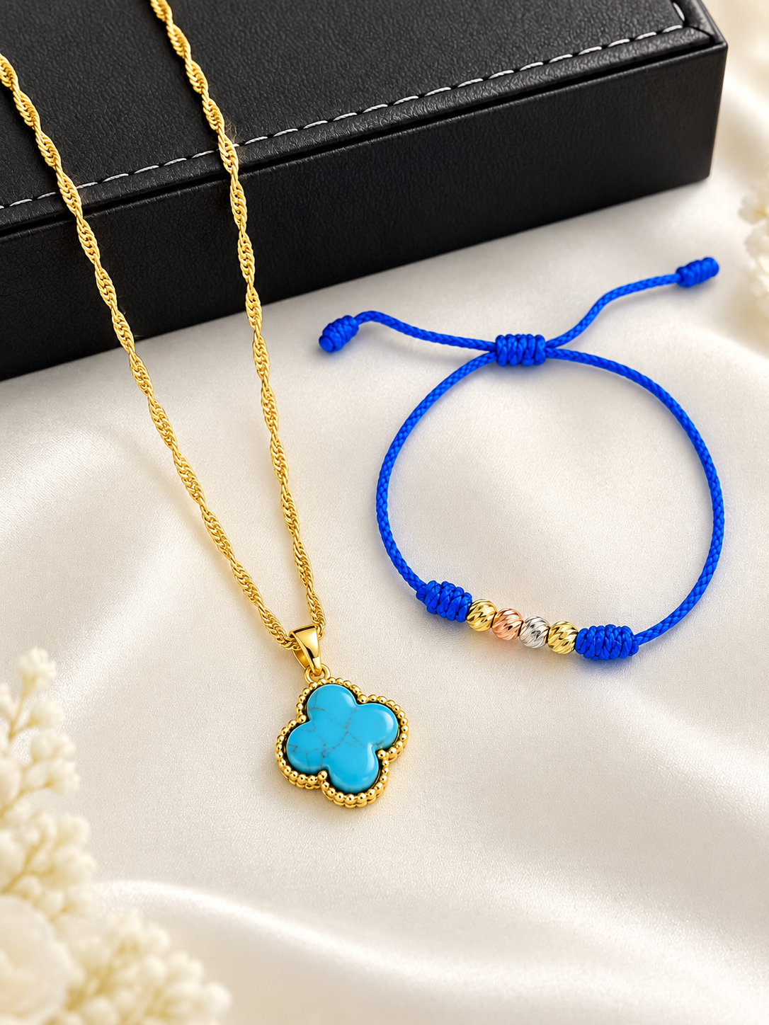 Cadena Singapur Dama 45 cm + Dije Trébol Azul + Pulsera Hilo Azul con Balines Tres Oros Oro Laminado 18K - Imagen 2